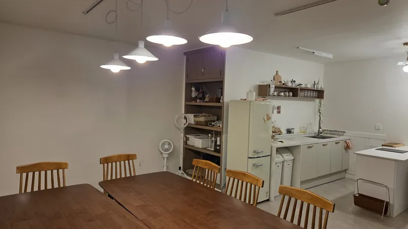 긴 테이블과 흰 커튼이 있는 다이닝 공간