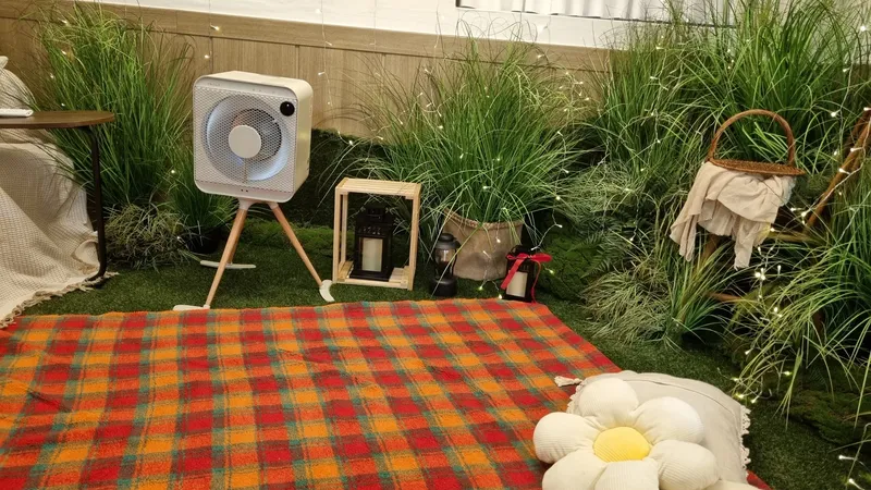 잔디와 체크 돗자리를 깐 실내 피크닉 자리