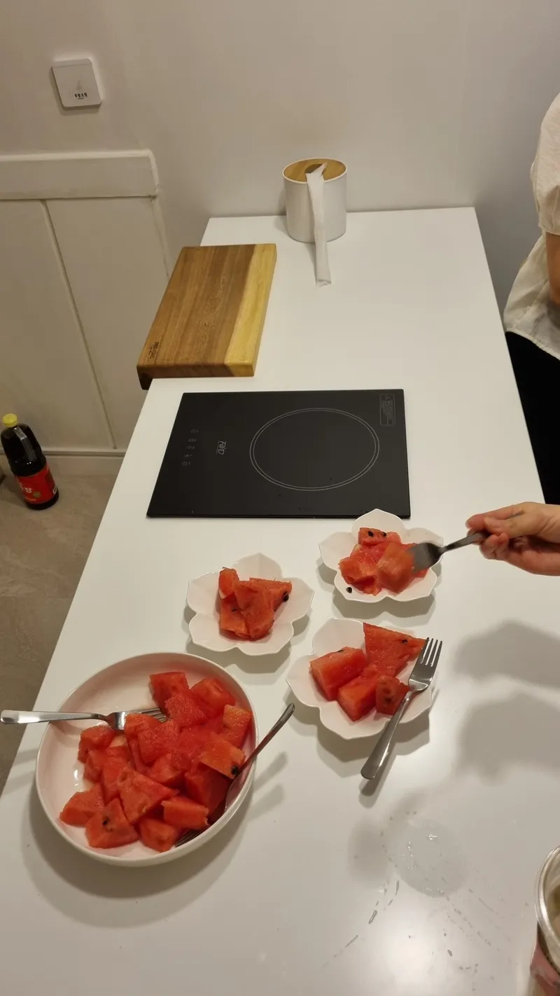 접시에 담은 과일과 다과