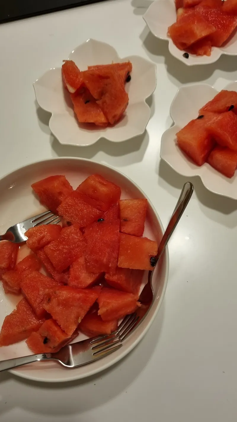 꽃 모양 접시에 담은 수박