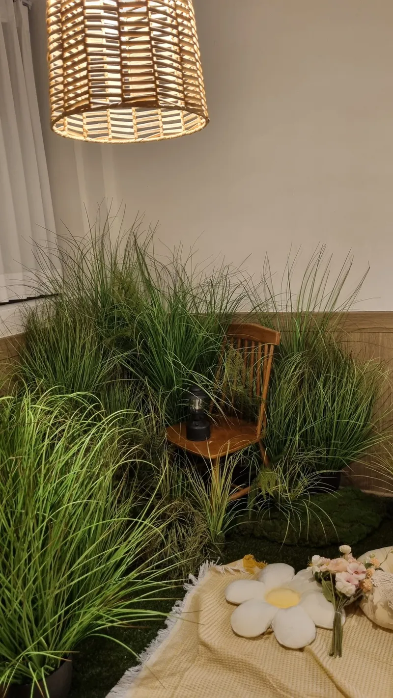 잔디와 화분으로 꾸민 자리