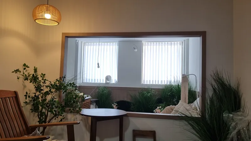 화분과 흔들의자를 둔 창가